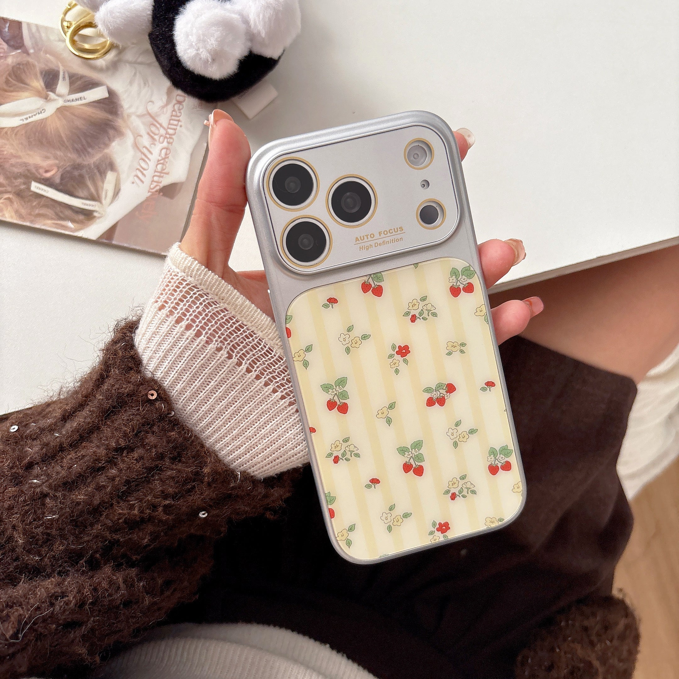 Stylish magnetic phone case